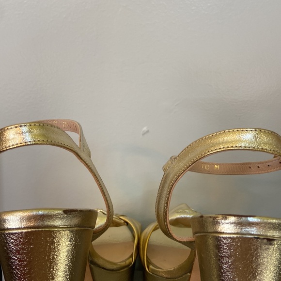 Stuart Weitzman Gold leather platform sandals sz 10 - Picture 11 of 16
